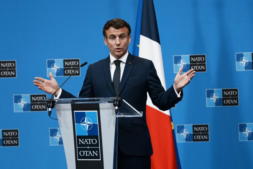 Presiden Prancis Emmanuel Macron berbicara dalam pertemuan luar biasa NATO di Brussels, Belgia, Kamis (24/3/2022).