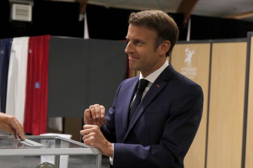 Presiden Prancis Emmanuel Macron bereaksi setelah memberikan suaranya pada Minggu, 19 Juni 2022 di Le Touquet, Prancis utara. Para pemilih Prancis akan pergi ke tempat pemungutan suara di putaran terakhir pemilihan parlemen penting yang akan menunjukkan seberapa banyak ruang kaki yang akan diberikan partai Presiden Emmanuel Macron untuk mengimplementasikan agenda domestiknya yang ambisius.