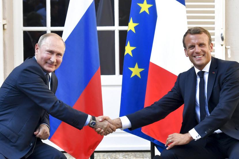 Presiden Prancis Emmanuel Macron berjabat tangan dengan Presiden Rusia Vladimir Putin usai pertemuan di Fort of Bregancon di Bormes-les-Mimosas, selatan Prancis, 19 Agustus 2019. Macron pada hari ini, Senin (7/2/2022) dijadwalkan berangkat ke Moskow, Rusia, untuk bertemu Putin membahas konflik Rusia dengan Ukraina.