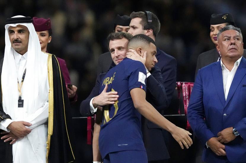  Presiden Prancis Emmanuel Macron memeluk Kylian Mbappe.