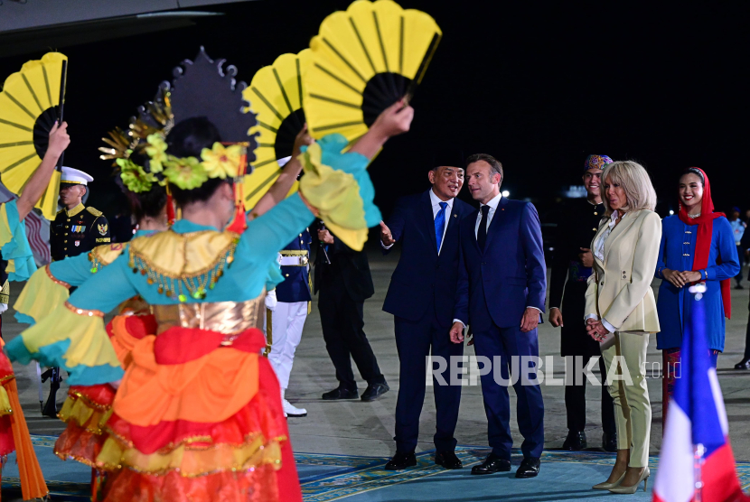 Presiden Prancis Emmanuel Macron didampingi Menteri Pertahanan (Menhan) RI Sjafrie Sjamsoeddin di Lanud Halim Perdanakusuma, Jakarta Timur, Selasa (27/5/2025) malam WIB.