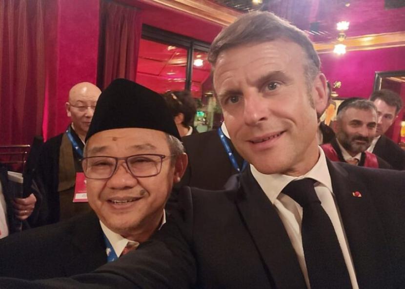 Presiden Prancis Emmanuel Macron (kanan) melakukan foto bersama dengan Sekretaris Umum Pimpinan Pusat Muhammadiyah, Prof Abdul Muti  (kiri, berpeci) di Paris, Prancis.