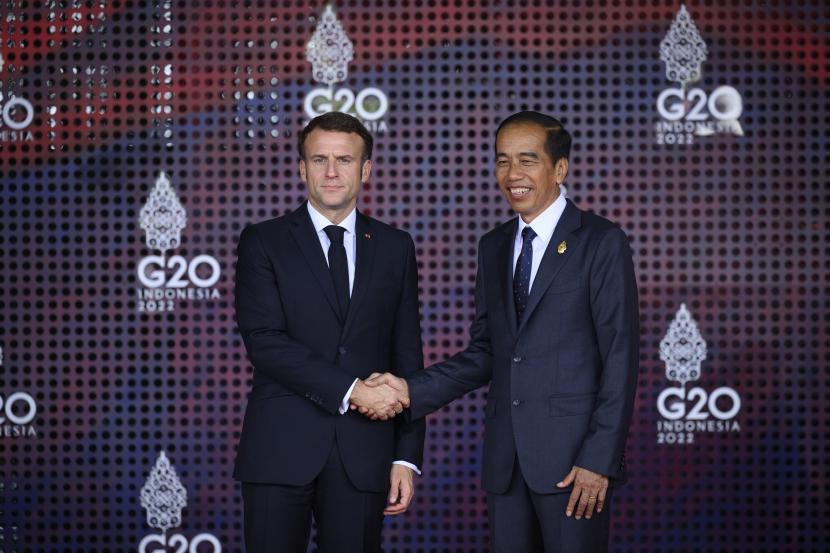  Presiden Prancis Emmanuel Macron (kiri) disambut oleh Presiden Joko Widodo pada pembukaan KTT G20, Selasa, 15 November 2022, di Nusa Dua, Bali, Indonesia.