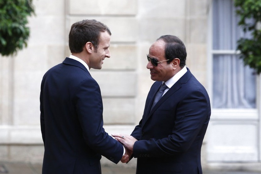 Presiden Prancis Emmanuel Macron (kiri) menyambut Presiden Mesir Abdel-Fattah el-Sisi di halaman Istana Elysee di Paris, Selasa (24/10). 