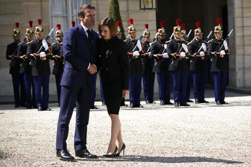 Presiden Prancis Emmanuel Macron, kiri, menyambut Presiden Moldova Maia Sandu sebelum pembicaraan mereka di Istana Elysee, Kamis, 19 Mei 2022 di Paris. Macron menyatakan keprihatinan tentang risiko konflik di Ukraina menyebar ke negara-negara tetangga, termasuk Moldova.