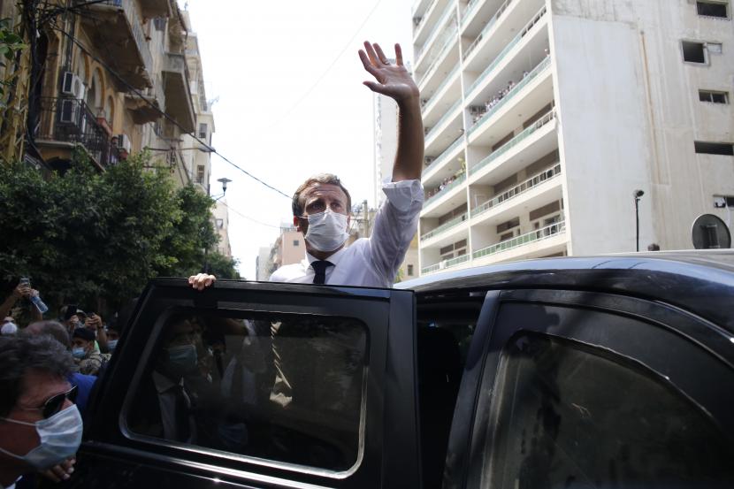  Presiden Prancis Emmanuel Macron melambai saat mengunjungi Beirut, Lebanon, Kamis 6 Agustus 2020. Presiden Prancis Emmanuel Macron telah tiba di Beirut untuk menawarkan dukungan Prancis ke Lebanon setelah ledakan pelabuhan yang mematikan itu.