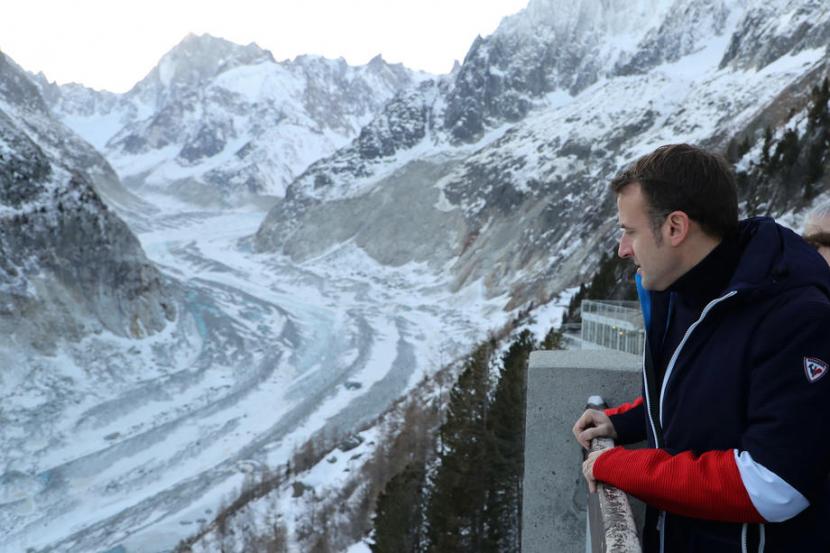 Presiden Prancis Emmanuel Macron melihat gletser Mer de glace dari stasiun kereta api Montenvers dekat Chamonix, di pegunungan Mont Blanc di Pegunungan Alpen Prancis, Chamonix, Prancis, 13 Februari 2020. Mer de Glace merupakan gletser terbesar Prancis yang telah menyusut secara dramatis dalam beberapa tahun terakhir akibat perubahan iklim. 