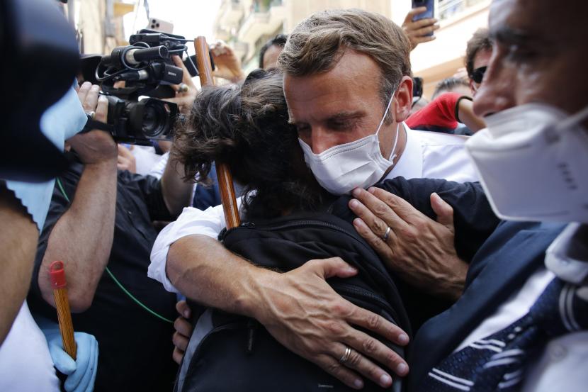 Presiden Prancis Emmanuel Macron memeluk seorang warga Beirut yang terdampak ledakan Lebanon dalam kunjungannya Kamis (6/8), Rakyat Beirut mengeluhkan nasibnya ke Macron yang bahkan sejak sebelum ledakan sudah hidup dalam kesulitan akibat krisis ekonomi, Covid-19 dan rezim pemerintah.