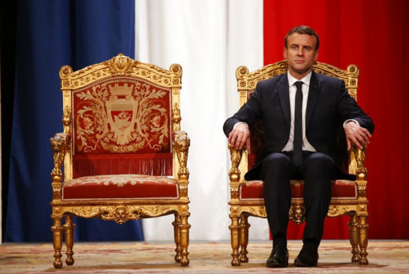 Presiden Prancis Emmanuel Macron mendengarkan saat Wali Kota Paris Anne Hidalgo memberikan sambutan di Hotel de Ville di Paris, Prancis, Ahad, 14 Mei 2017.