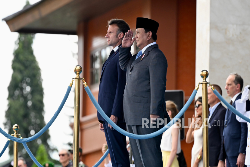 Presiden Prancis Emmanuel Macron menganugerahkan Grand Croix de la Légion d’Honneur kepada Presiden ri Prabowo Subianto dalam upacara di Lapangan Pancasila, Akademi Militer (Akmil), Kamis (29/5/2025).