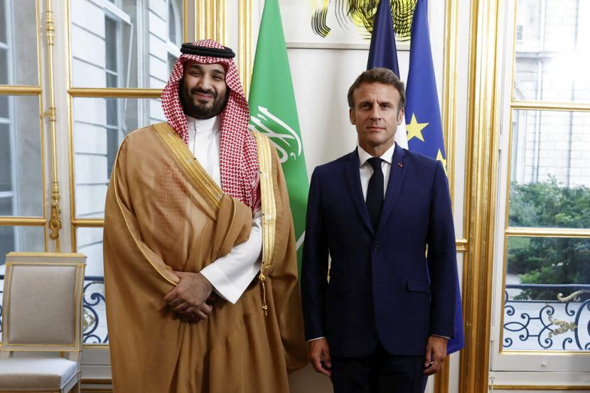 Presiden Prancis Emmanuel Macron menyambut Putra Mahkota Saudi Mohammed bin Salman untuk makan malam di dalam Istana Elysee di Paris, Kamis 28 Juli 2022.