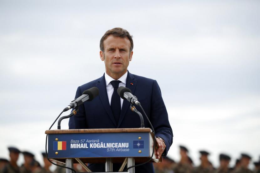 Presiden Prancis Emmanuel Macron menyampaikan pidato di Pangkalan Udara Mihail Kogalniceanu, dekat Constanta, Rumania, Rabu, 15 Juni 2022.