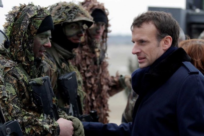 Presiden Prancis Emmanuel Macron dan pasukan militer Prancis.
