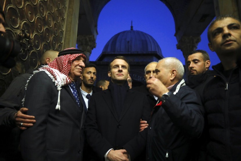 Kala Presiden Prancis Macron Naik Pitam pada Polisi Israel. Presiden Prancis Emmanuel Macron (tengah) mengunjungi komplek Masjid al-Aqsha di Yerusalem, Rabu (22/1).