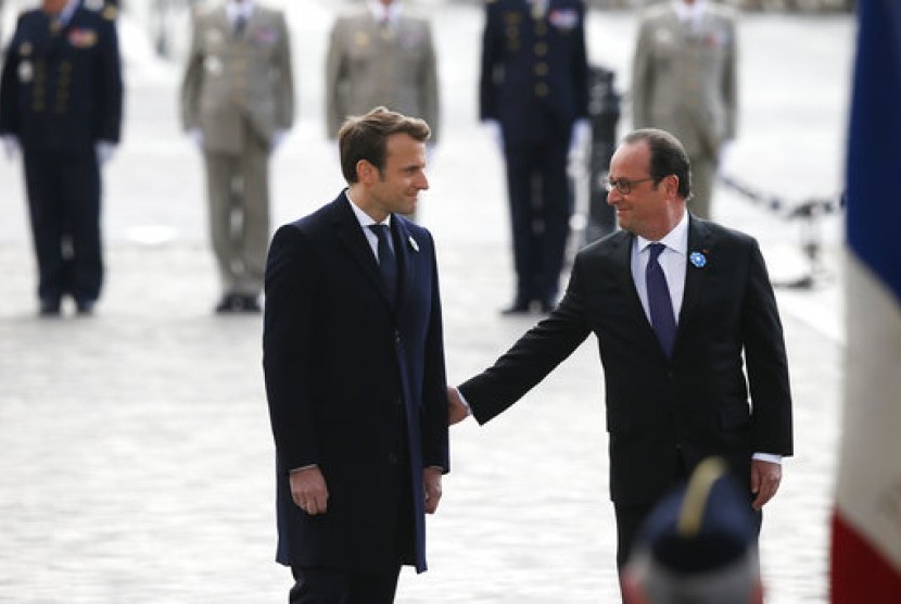 Presiden Prancis Francois Hollande (kanan) bersama presiden terpilih Emmanuel Macron saat upacara Victory Day di Paris, Prancis, Senin, 8 Mei 2017.