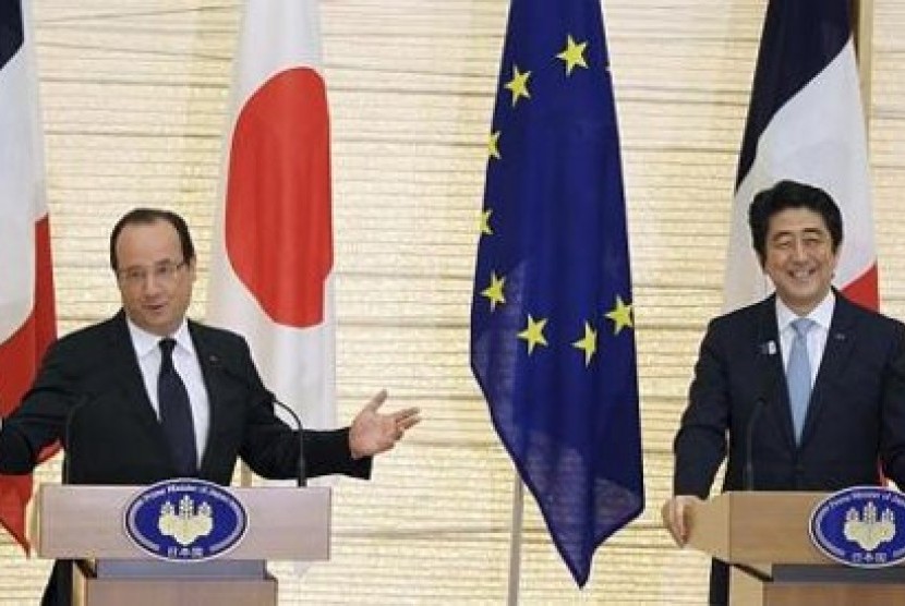 Presiden Prancis Francois Hollande (kiri) dengan PM Jepang, Shinzo Abe dalam konferensi per bersama di kediaman resmi sang perdana menteri di Tokyo, Jumat (7/6)