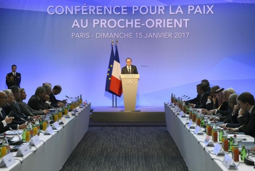 Presiden Prancis Francois Hollande saat memberi sambutan dalam konferensi perdamaian Timur Tengah di Paris, Prancis, 15 Januari 2017.