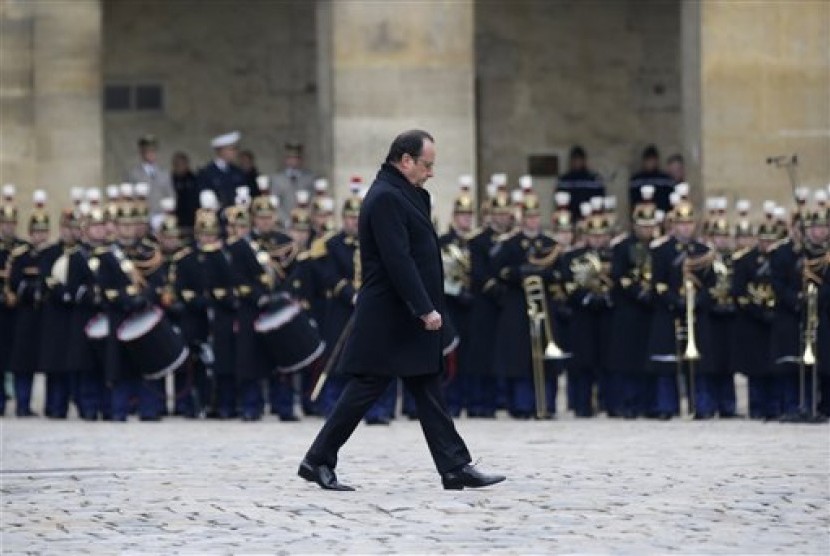 Presiden Prancis Francois Hollande saat menghadiri peringatan nasional untuk menghormati 130 orang yang tewas dalam serangan teror Paris, Jumat (27/11).