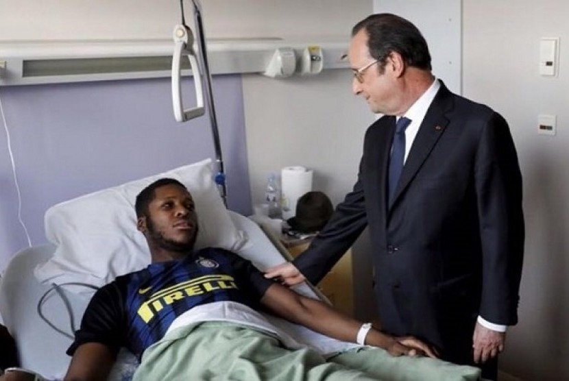 Presiden Prancis Francois Hollande mengunjungi rumah sakit untuk menjenguk pria yang dikenal dengan nama Theo yang diduga keras sebagai korban pelecehan seksual dengan kekerasan oleh oknum polisi pada 2 Februari lalu.