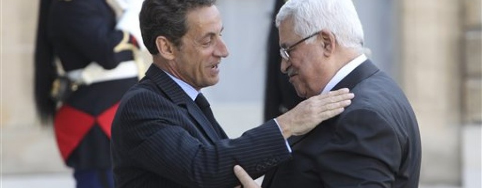 Presiden Prancis, Nicolas Sarkozy (kiri), dan Presiden Palestina, Mahmoud Abbas, melakukan pertemuan di Paris.