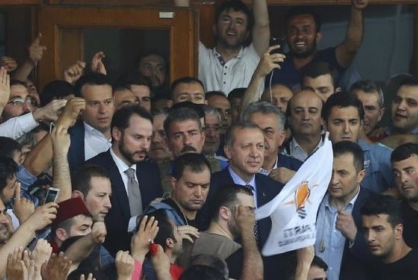  Pendukung Presiden Turki Tayyip Erdogan mengibarkan bendera nasional mereka berkumpul di Taksim Square di pusat kota Istanbul, Turki, (16/7).