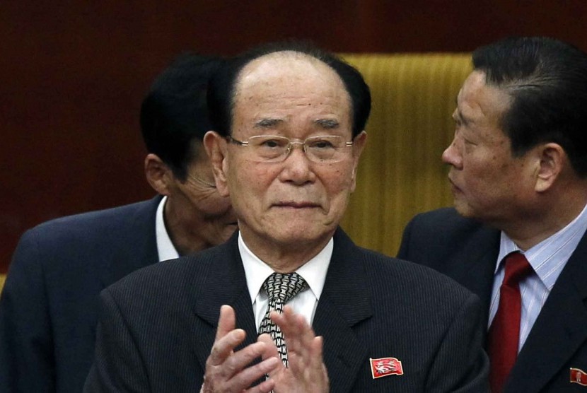 Presiden Presidium Majelis Rakyat Tertinggi Republik Demokratik Korea Utara (RDRK) Kim Yong Nam (kiri) disambut oleh Menlu Marty Natalegawa saat tiba di Bandara Soekarno Hatta, Jakarta, Ahad (13/5).