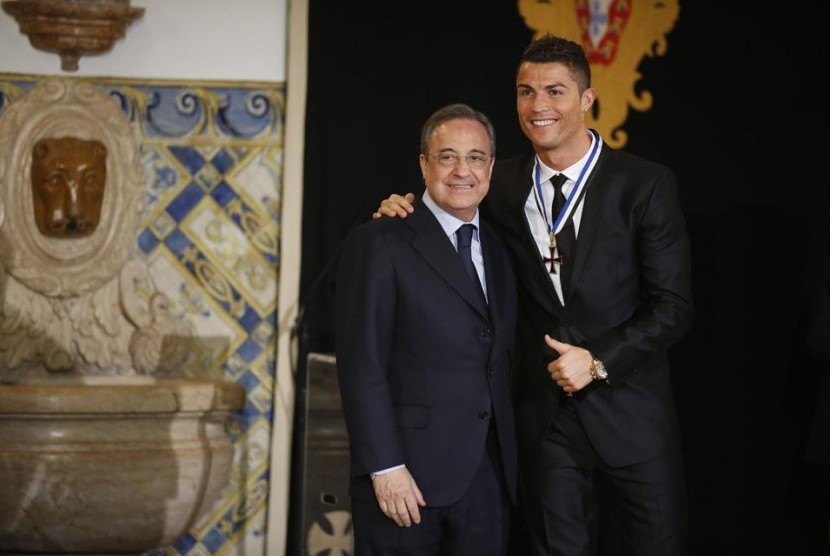 Presiden Real Madrid, Florentino Perez bersama Cristiano Ronaldo.