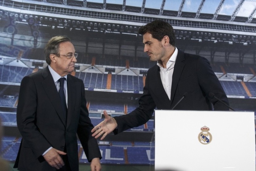 Presiden Real Madrid Florentino Perez (kiri) bersama Iker Casillas.