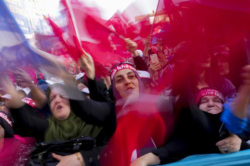 Presiden Recep Tayyip Erdogan memuji emak-emak di wilayah Diyarbakir yang melanjutkan aksi duduk sebagai bentuk protes terhadap kelompok teror Partai Pekerja Kurdistan (PKK) di tenggara Turki.