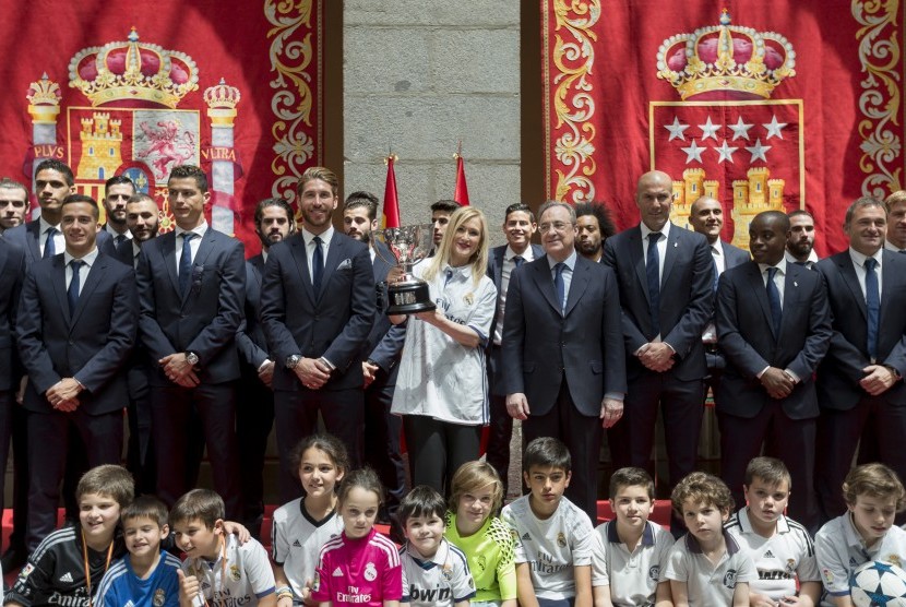 Presiden Regional Madrid Cristina Cifuentes (tengah), berpose dengan tim sepak bola Real Madrid untuk merayakan kemenangan di Istana Pemerintah Madrid.