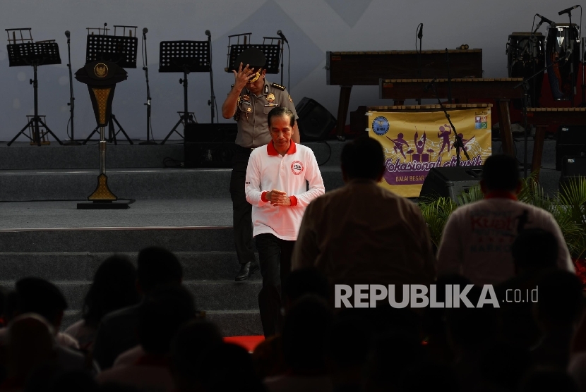 Presiden Republik Indonesia Ir. H Joko Widodo berjalan untuk kembali ke tempat duduknya usai memberikan pidato kenegaraannya dalam peringatan hari anti narkoba internasional yang diadakan di Jakarta, Ahad (26/6).  (Republika/Raisan Al Farisi)