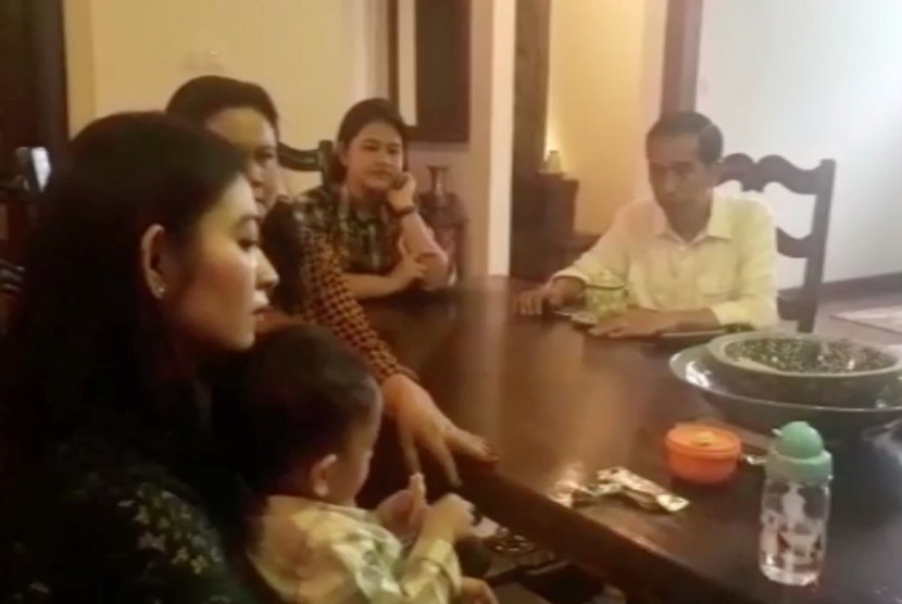 Presiden Republik Indonesia Joko Widodo bersama keluarga di Solo, Jawa Tengah