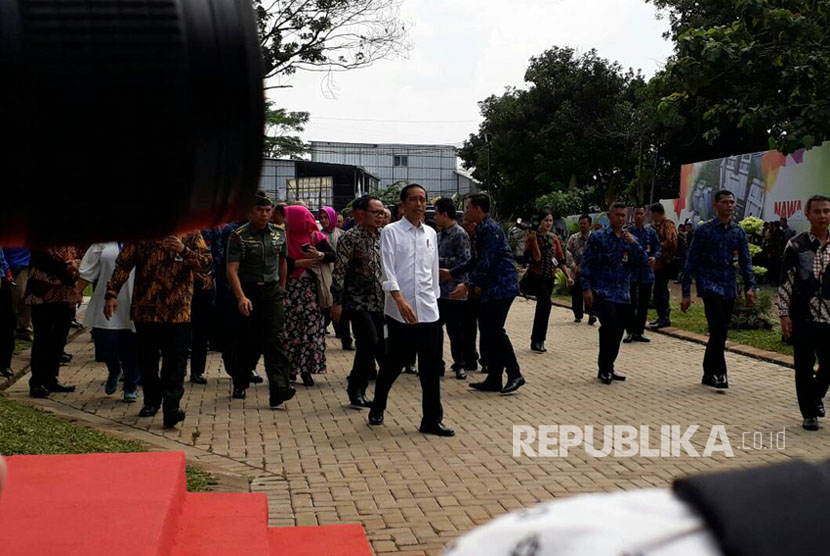 Presiden Republik Indonesia Joko Widodo hadiri peletakkan batu pertama rusunami khusus masyarakat berpenghasilan rendah (MBR) di Loft Villes, Jalan Raya Bukit Serua, Kota Tangerang Selatan, Kamis (27/4).