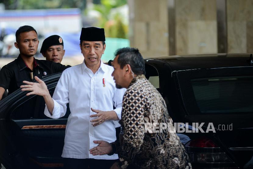Presiden Republik Indonesia Joko Widodo (kedua kanan) saat meninjau pembersihan Masjid Istiqlal menggunakan cairan desinfektan di Jakarta, Jumat (13/3).(Republika/Thoudy Badai)