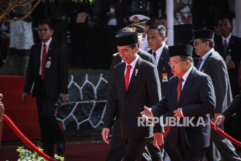 Presiden Republik Indonesia Joko Widodo (kiri) berbincang bersama Wakil Presiden Republik Indonesia Jusuf Kalla (kanan) seusai mengikuti upacara peringatan Hari Kesaktian Pancasila di Monumen Pancasila Sakti, Lubang Buaya, Jakarta, Sabtu (1/10).