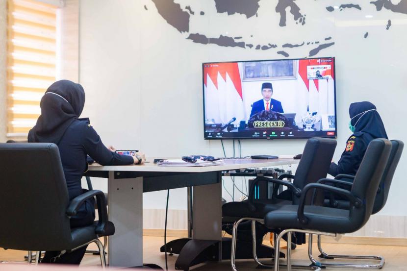 Presiden Republik Indonesia Joko Widodo, melalui telekonferensi dari Istana Merdeka, meresmikan peluncuran produk-produk riset, teknologi, dan inovasi untuk percepatan penanganan Covid-19 yang merupakan hasil karya anak bangsa.