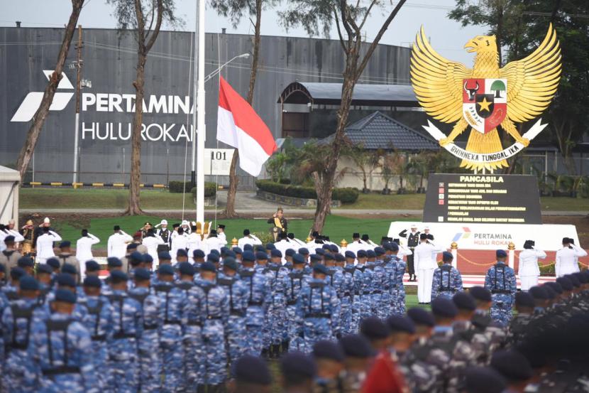 Presiden Republik Indonesia Joko Widodo memberikan hormat kepada sang saka merah putih saat upacara Peringatan Hari Lahir Pancasila 2024 yang diselenggarakan di Lapangan Garuda Pertamina Hulu Rokan, Dumai, Riau pada (1/6/2024).