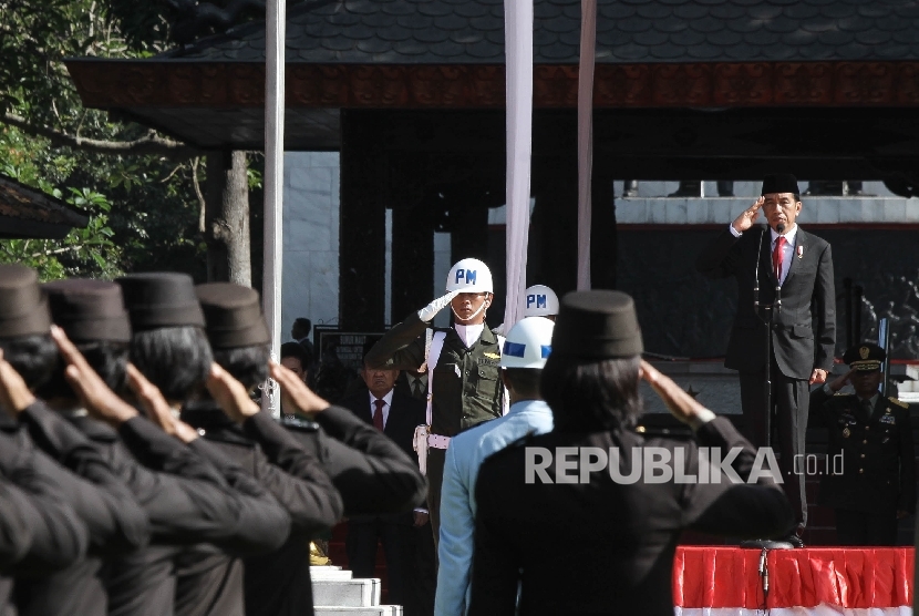  Presiden Republik Indonesia Joko Widodo menjadi inspektur upacara saat mengikuti upacara peringatan Hari Kesaktian Pancasila di Monumen Pancasila Sakti, Lubang Buaya, Jakarta, Sabtu (1/10).