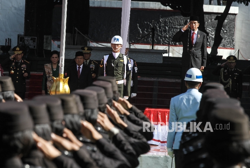 Presiden Republik Indonesia Joko Widodo menjadi inspektur upacara saat mengikuti upacara peringatan Hari Kesaktian Pancasila di Monumen Pancasila Sakti, Lubang Buaya, Jakarta, Sabtu (1/10).