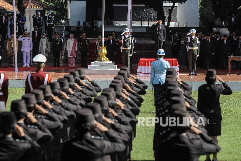 Presiden Republik Indonesia Joko Widodo menjadi inspektur upacara saat mengikuti upacara peringatan Hari Kesaktian Pancasila di Monumen Pancasila Sakti, Lubang Buaya, Jakarta, Sabtu (1/10). 