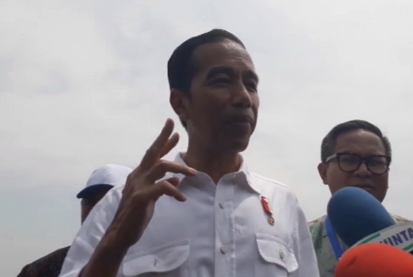 Presiden Republik Indonesia, Joko Widodo saat berkunjung ke tambak udang Muara Gembong, Kabupaten Bekasi.