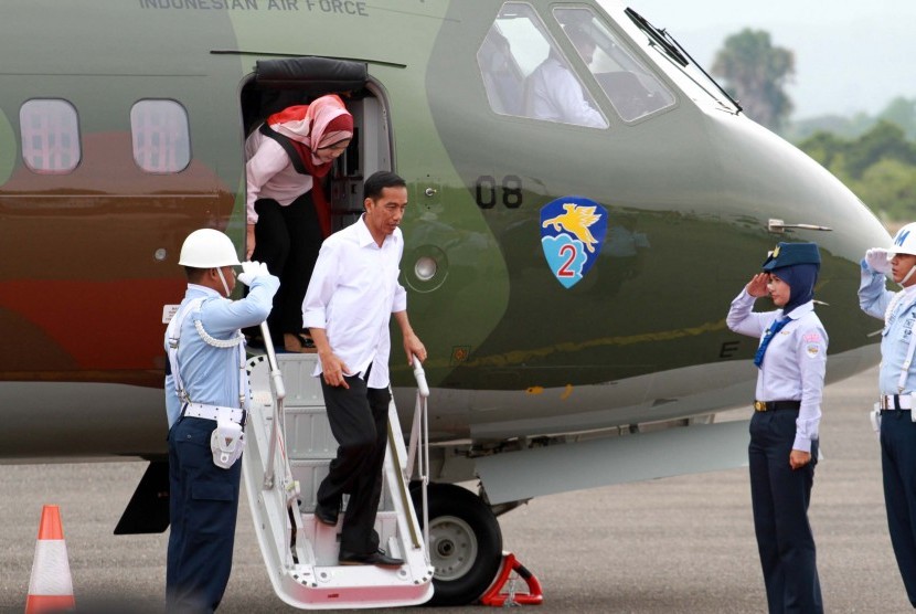 Presiden Republik Indonesia Joko Widodo tiba di Bandara Malikussaleh, Lhokseumawe, Provinsi Aceh. Senin (9/3).    (Antara/Rahmad)