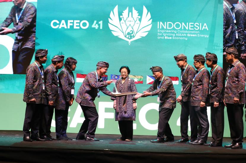Presiden Republik Indonesia ke-5 Prof Dr (HC) Hj Diah Permata Megawati Setiawati Soekarnoputri menerima penghargaan tertinggi dari federasi untuk organisasi profesi keinsinyuran se-ASEAN (AFEO).