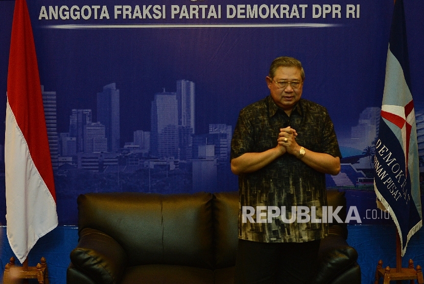 Presiden Republik Indonesia Ke-6 Susilo Bambang Yudhoyono beranjak dari tempat duduknya seusai memberikan keterangan kepada awak media di Wisma Proklamasi, Jakarta, Rabu (1/2)