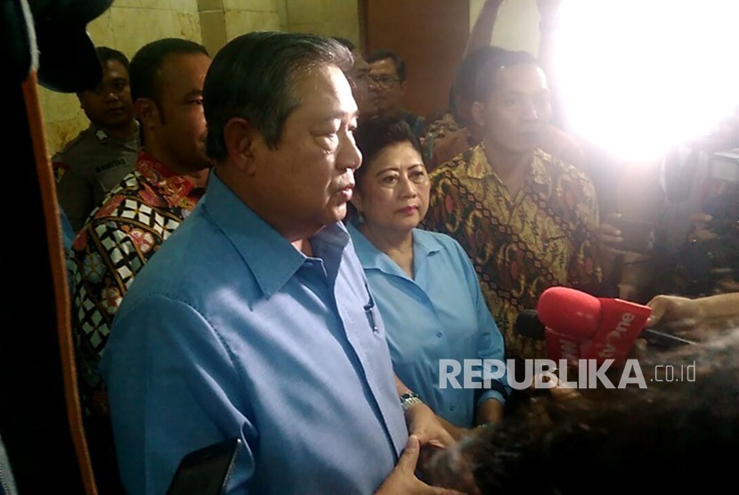 Presiden Republik Indonesia ke-6 Susilo Bambang Yudhoyono bersama Ani Yudhoyono usai melaporkan Kuasa Hukum terdakwa kasus Korupsi KTP Elektronik Setya Novanto, Firman Wijaya di Bareskrim Polri, Jakarta. Selasa (6/2). 