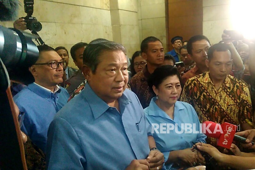 Presiden Republik Indonesia ke-6 Susilo Bambang Yudhoyono bersama Ani Yudhoyono usai melaporkan Kuasa Hukum terdakwa kasus Korupsi KTP Elektronik Setya Novanto, Firman Wijaya di Bareskrim Polri, Jakarta. Selasa (6/2). 