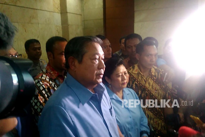 Presiden Republik Indonesia ke-6 Susilo Bambang Yudhoyono bersama Ani Yudhoyono usai melaporkan Kuasa Hukum terdakwa kasus Korupsi KTP Elektronik Setya Novanto, Firman Wijaya di Bareskrim Polri, Jakarta. Selasa (6/2). 