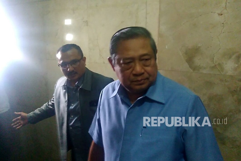 Presiden Republik Indonesia ke-6 Susilo Bambang Yudhoyono melaporkan Kuasa Hukum terdakwa kasus Korupsi KTP Elektronik Setya Novanto, Firman Wijaya di Bareskrim Polri, Jakarta. Selasa (6/2). 