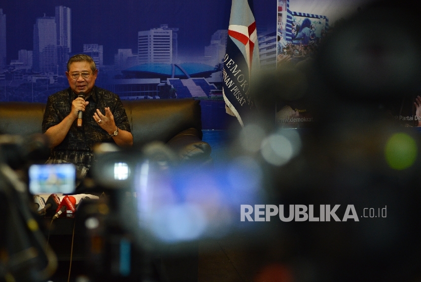 Presiden Republik Indonesia Ke-6 Susilo Bambang Yudhoyono memberikan keterangan kepada awak media di Wisma Proklamasi, Jakarta, Rabu (1/2).