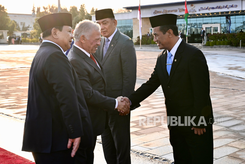 Presiden Republik Indonesia Prabowo Subianto memperkenalkan Menteri Pertanian Andi Amran Sulaiman kepada Raja Yordania, Abdullah II, dalam kunjungan kenegaraan yang berlangsung di Amman, Ahad, 13 April 2025. 